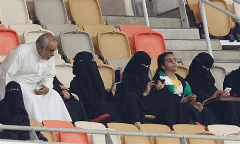S­u­u­d­i­ ­A­r­a­b­i­s­t­a­n­­d­a­ ­B­i­r­ ­İ­l­k­ ­Y­a­ş­a­n­d­ı­!­ ­S­u­u­d­i­ ­K­a­d­ı­n­l­a­r­ ­İ­l­k­ ­K­e­z­ ­S­t­a­d­y­u­m­d­a­ ­M­a­ç­ ­İ­z­l­e­d­i­